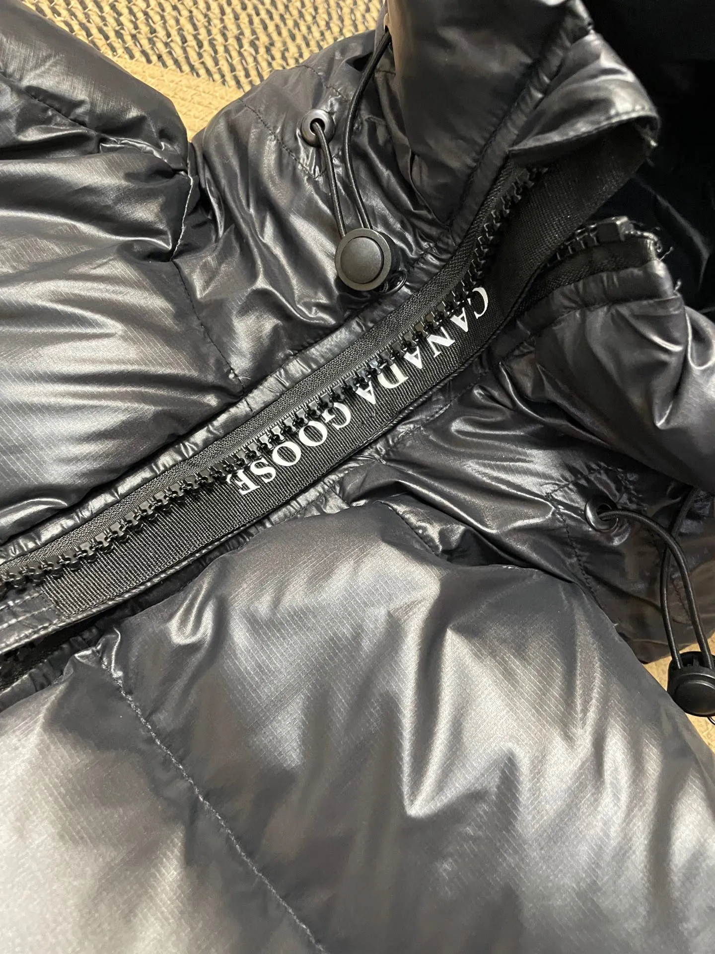 P780 Black Red Label Top Version 𝘾𝘼𝙉𝘼𝘿𝘼 𝙂𝙊𝙊𝙎𝙀/Canada Goose 2023 Limited New Crofton Puff Down Jacket Pure Guangzhou Inspection 95 White Duck Down Filling‼  Top version, ceiling level‼ Crofton soft bread, the latest style in 2023, has a cold protection effect of up to level 4. It is made of recycled Feather-Light tear-resistant fabric. It is ultra-light and has no weight on the upper body at all! The unique black label highlights your temperament‼  Canada Goose, a Canadian brand, has always been recognized as the warmest down jacket. Various Instagram celebrities, Internet celebrities, and celebrities often wear it for street photos. I do Canada Goose every year, but I still can’t get rid of my love for geese. No matter how cold the winter is, there is no need to be afraid, because there are geese! Filled with 80% white duck down, Canada Goose is the legendary warmest down jacket and is known as a must-have for Arctic outdoor sports! The most popular down jacket in the world, celebrities are rushing to buy it, it is a must-have! Same style for men and women Size: S-XXL